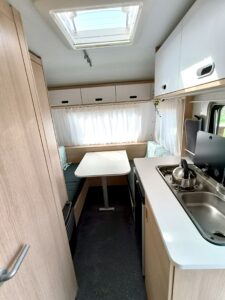 Wnętrze przyczepy kempingowej – Tru Camp Białystok